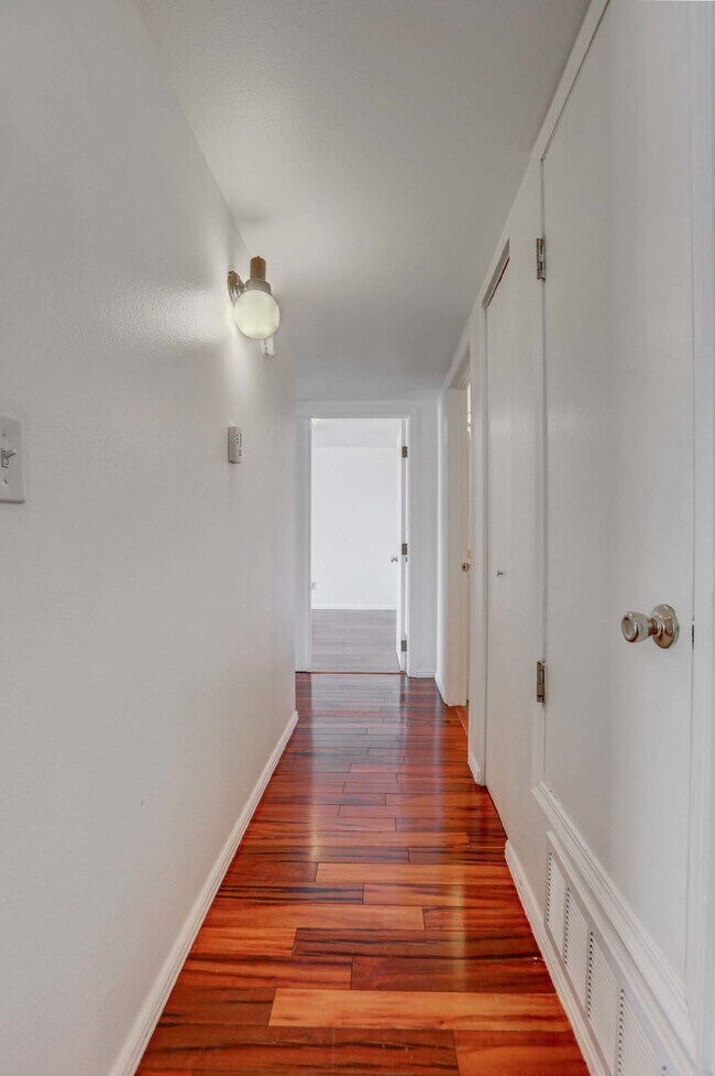 Building Photo - $1,825 - 2 Bed, 2 Bath Condo in Denver wit...