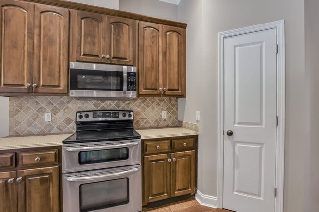 Building Photo - 1821 Old Carriage Trail