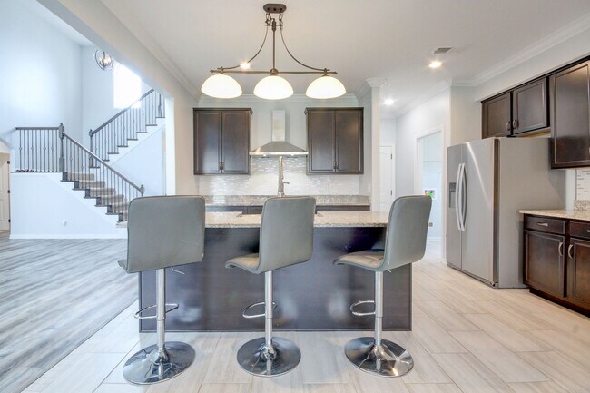 Building Photo - mega Huge wow. 4 bed 3 bath.