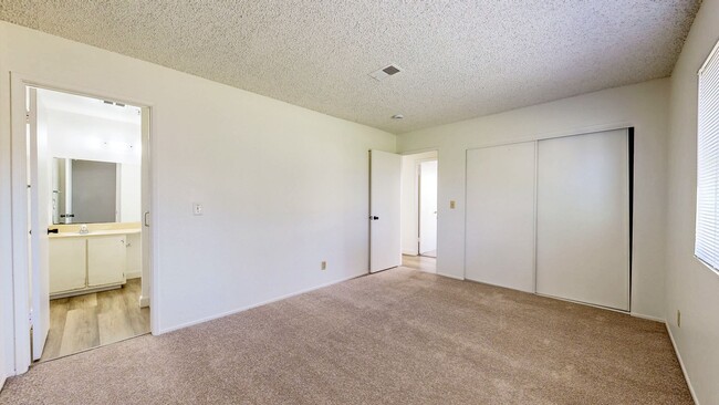 Building Photo - Single Level 3 Bedroom Condo with Carport