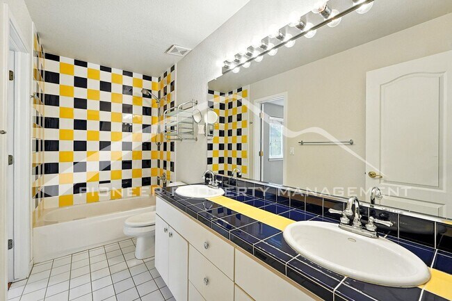 Building Photo - Luxury Meets Location – Impeccable 5BR Hom...
