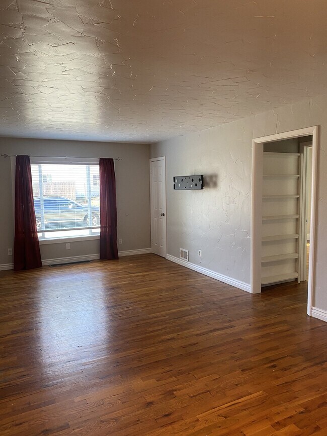 Building Photo - MOVE IN SPECIAL: Move in before November 2...