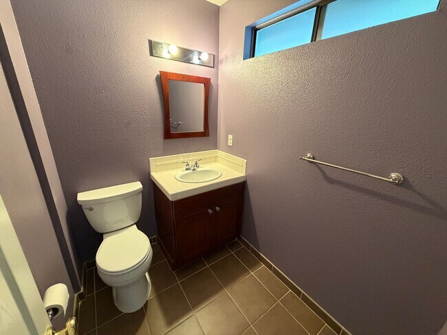 Building Photo - Charming Condo Located in the Highly Desirable Mountain Park Neighborhood of Lake Oswego.