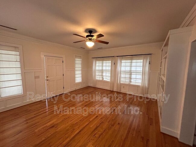 Building Photo - 2461 Lyndhurst Ave