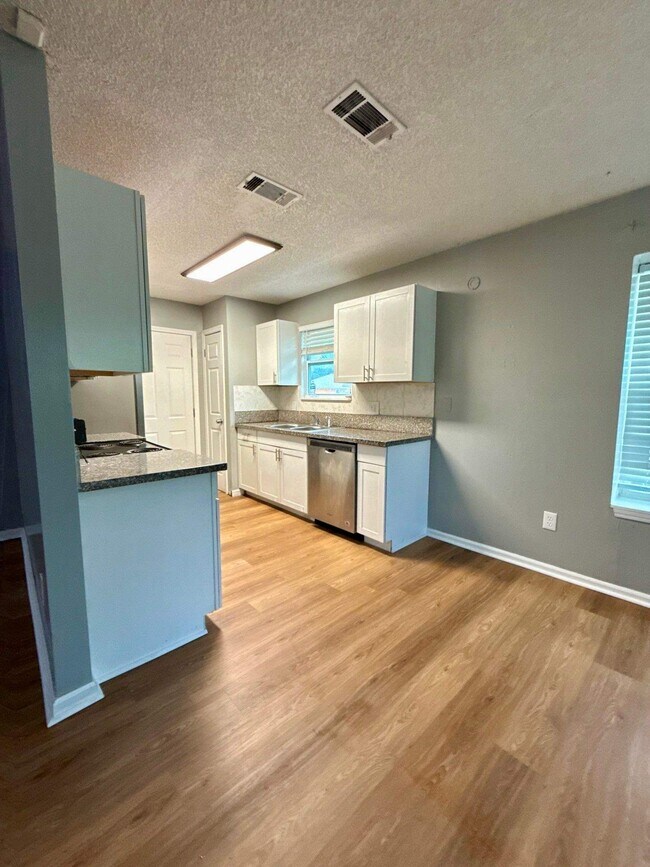 Building Photo - 1594 Twin Oak Dr E