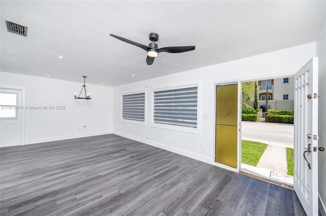 Building Photo - 1706 S Le Jeune Rd