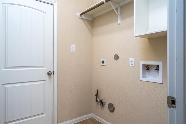 Building Photo - 1906 Howth Ave