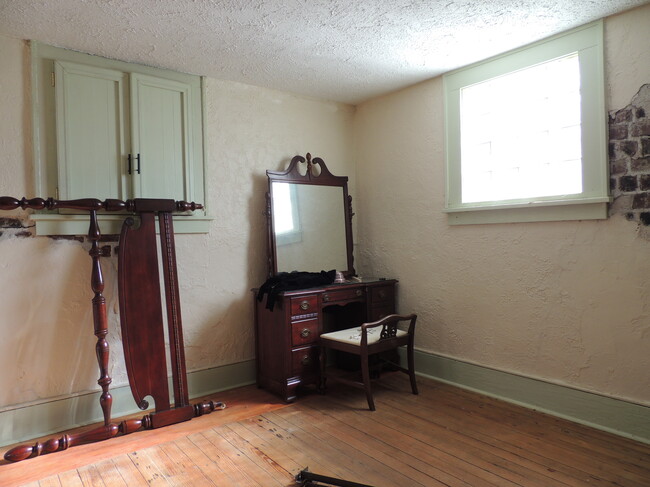 Building Photo - 1319 S St Louis Ave