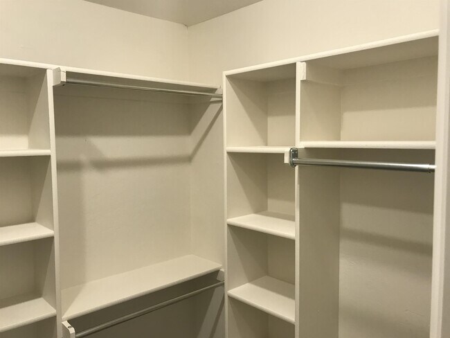 Building Photo - 2424 Alta Vista Ln