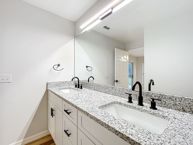 Building Photo - Remodeled Townhouse - Granite Counters, Fe...