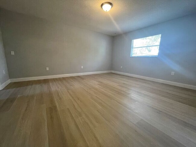 Building Photo - Newly Renovated 3 Bedroom / 2 Bath In Lake...
