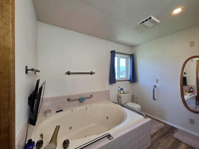 Building Photo - Large 3 Bedroom, 2.5 Bath on Beautiful, HU...
