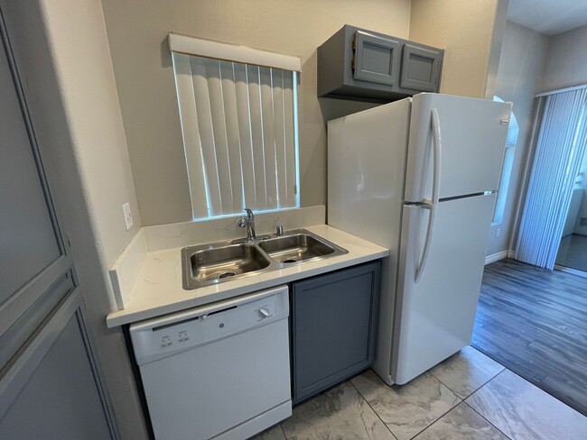 Building Photo - 2 Bedroom Summerlin Condo - Gated community