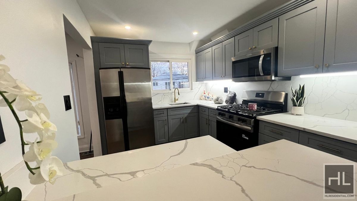 Building Photo - 256 STREET