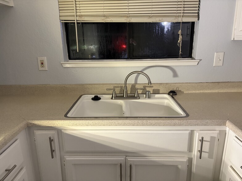 Kitchen sink - 720 Sunrise Ave