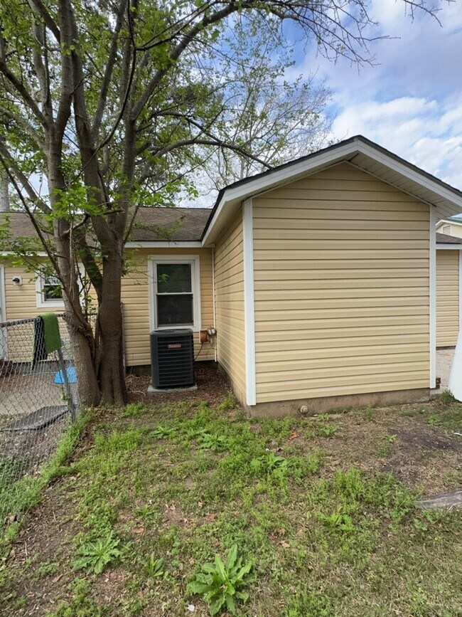 Building Photo - 233 Easy St