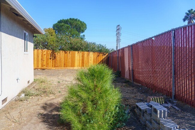 Building Photo - Spacious Three Bedroom, Two Bathroom House featuring Two Car Garage With Huge Yard