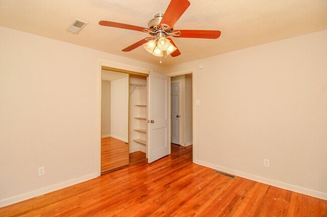 Building Photo - Heart of the Action: Cozy 2 Bed 1 Bath Home