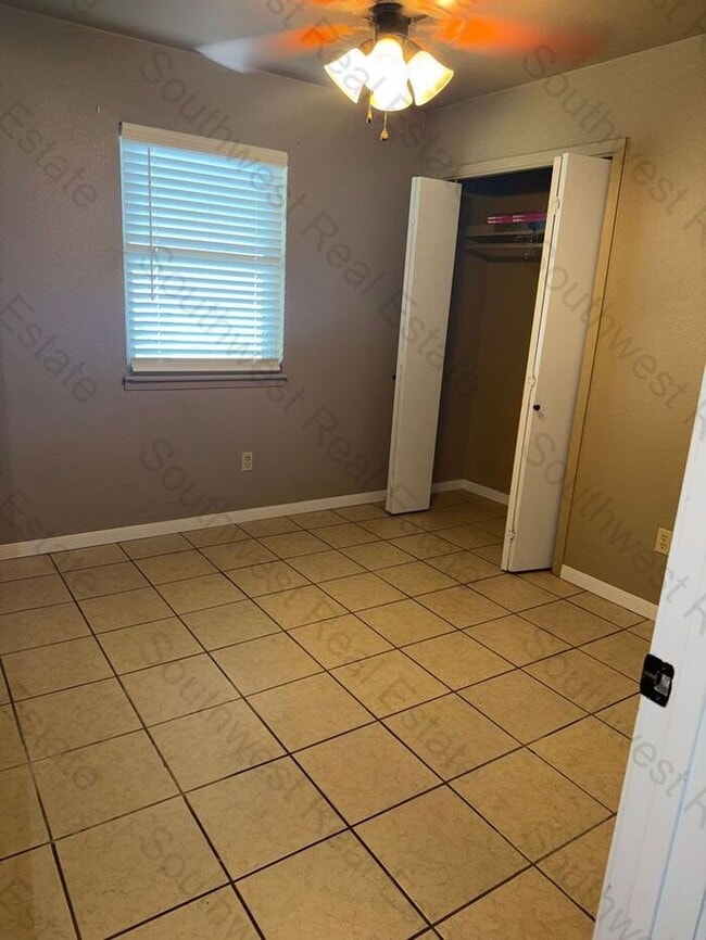 Building Photo - Spacious 2 bedroom 1 Bath apartment- Close...