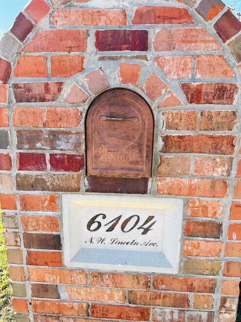 Building Photo - 6104 NW Lincoln Ave
