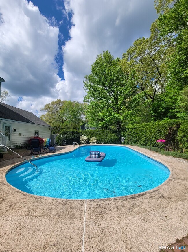 Building Photo - 10 Candlewood Ln