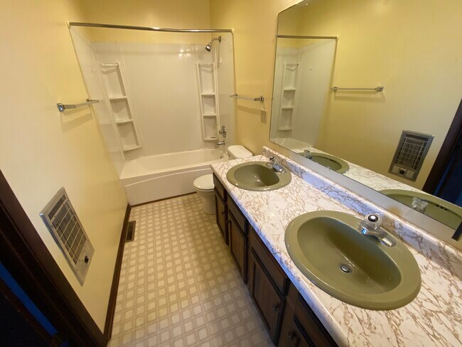 Building Photo - 5 Oak Drive Cir