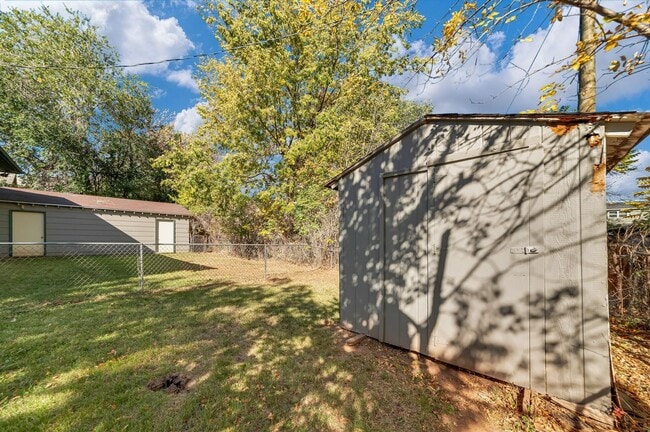 Building Photo - 4120 Lakeview Dr
