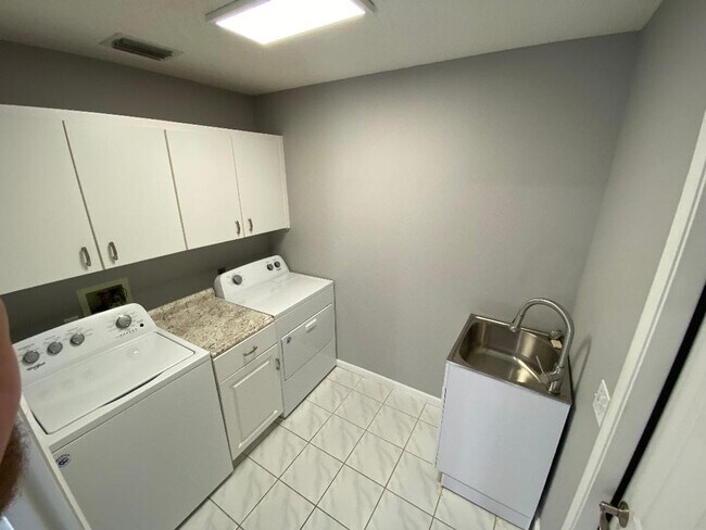 Building Photo - Spectacular ANNUAL LEASE, Fully Furnished ...