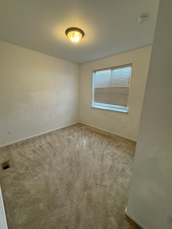 Building Photo - 3 Bed 3 Bath - Duplex Townhome Available i...