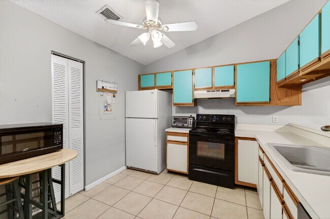 Building Photo - 460 Hardwood Pl