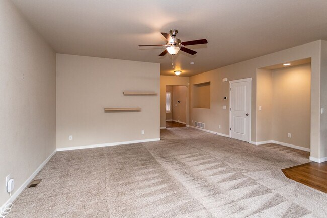 Building Photo - Beautiful Home with Stunning Views!