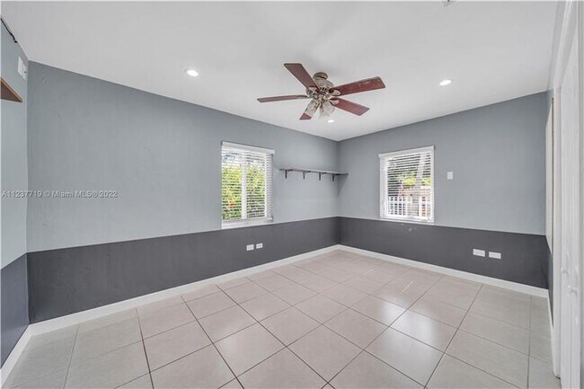 Building Photo - 3910 SW 2nd Terrace