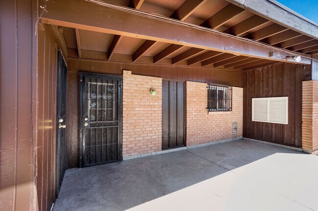 Building Photo - Eastside home- 4 bedroom/ 2 bathrooms, poo...
