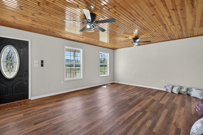 Building Photo - Country home equipped for on-site business!