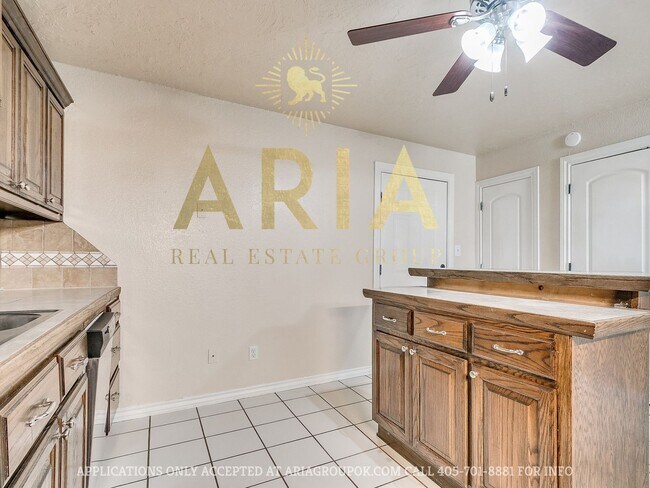 Building Photo - *639-641 Welston Cr.