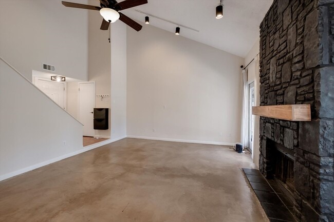 Building Photo - Easy Living in Echo Creek