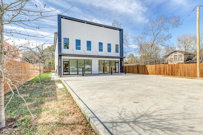 Building Photo - 704 S 1st St