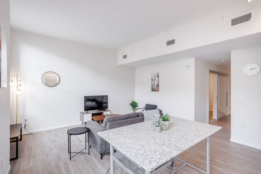 Building Photo - 1 W 4th St