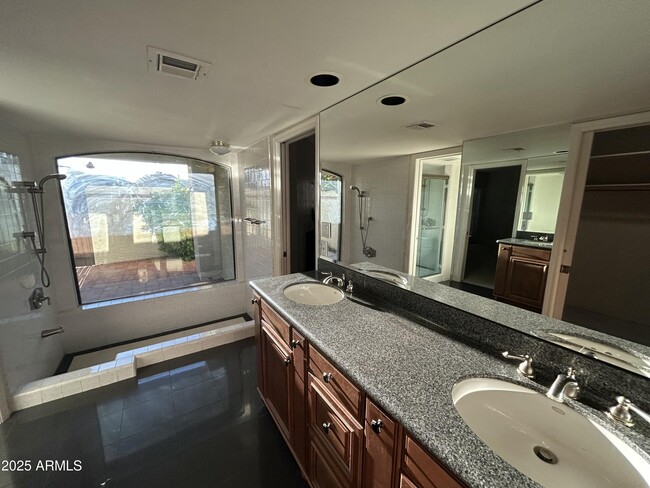 Building Photo - 5736 N 25th St