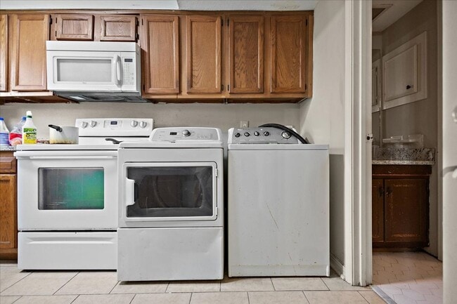 Building Photo - Just renovated 2 bed 1.5 bath townhome