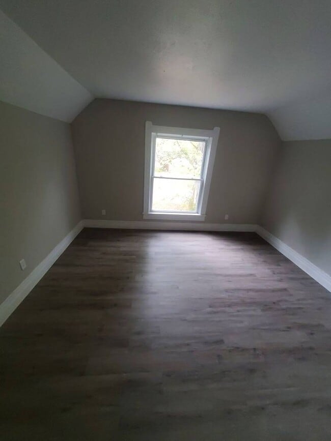 Building Photo - Charming 4-Bedroom Property in Prime Location