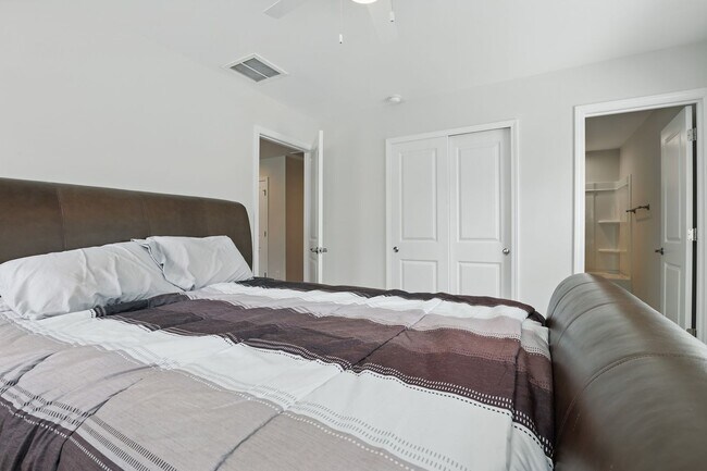 Building Photo - Spacious 5 Bedroom Home in Richmond Hill’s Waterways Community