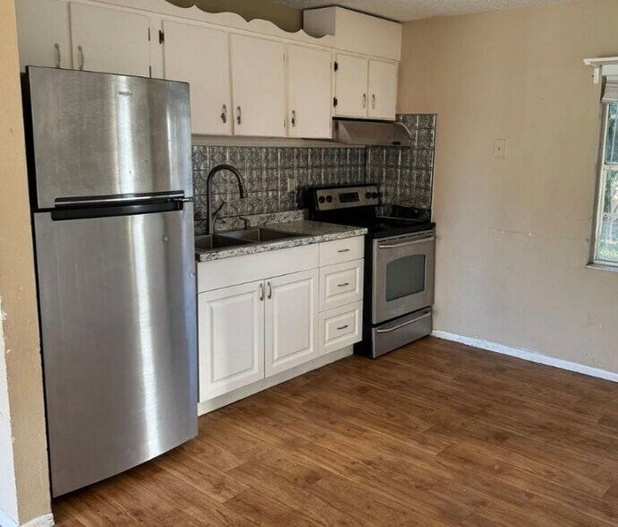 Building Photo - 13095 Linden Dr