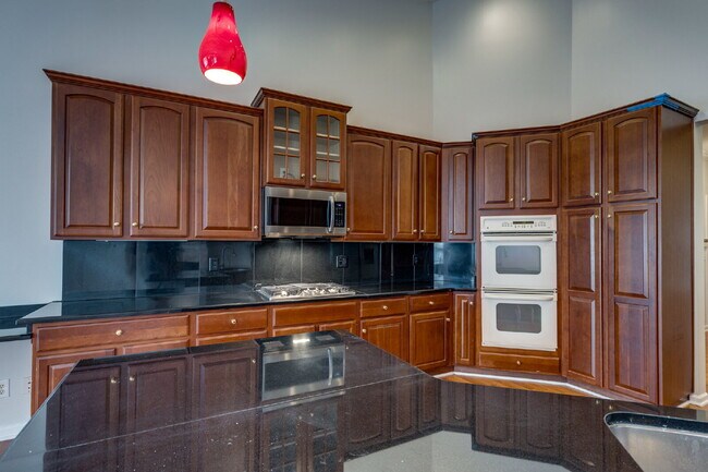 Building Photo - Luxury, Location, and Lifestyle on Rolling...