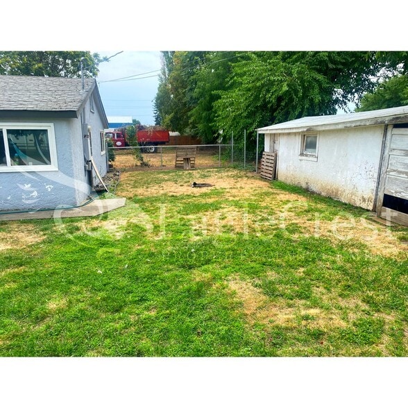 Building Photo - Comfortable 2-Bedroom Home with Fenced Yard & Washer/Dryer Hookups