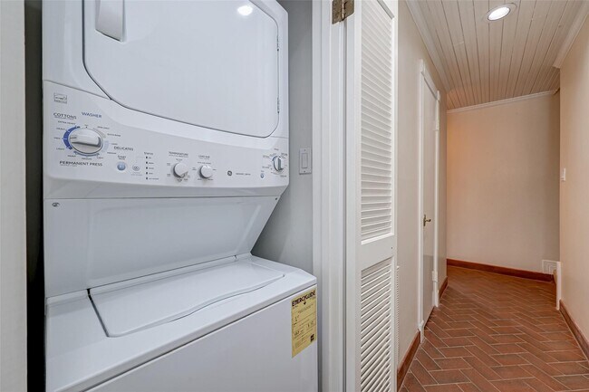 Building Photo - 6329 Del Monte Dr