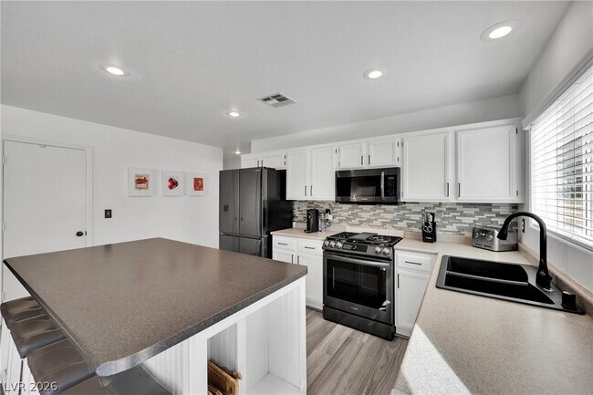 Building Photo - 11142 Romola St