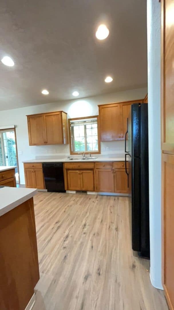 Building Photo - 3 Bedroom 2 Bath Single Family Home with F...