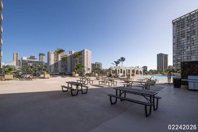 Building Photo - Studio in Hawaiian Monarch