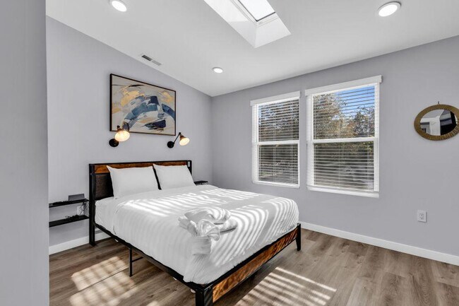 Building Photo - 830 Parkwood Ave